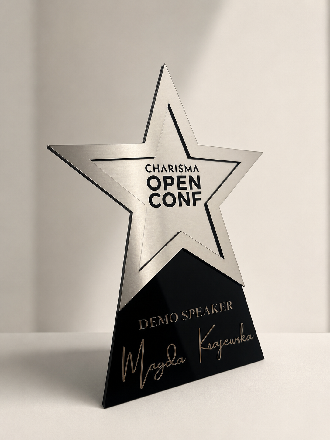 Trofeu queen star silver metalex argintiu plexiglass negru
