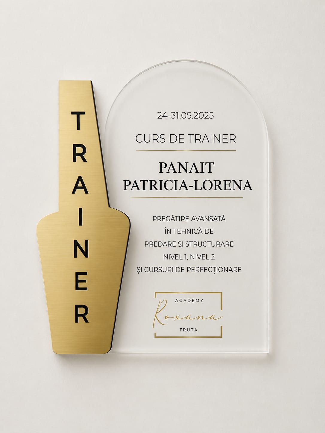 Certificat trainer acrilic transparent cu literă 3D aurie